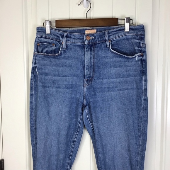 MOTHER The Weekender Cropped Distressed Flare Jeans in Six Packs On Me Size 32. - Picture 3 of 11